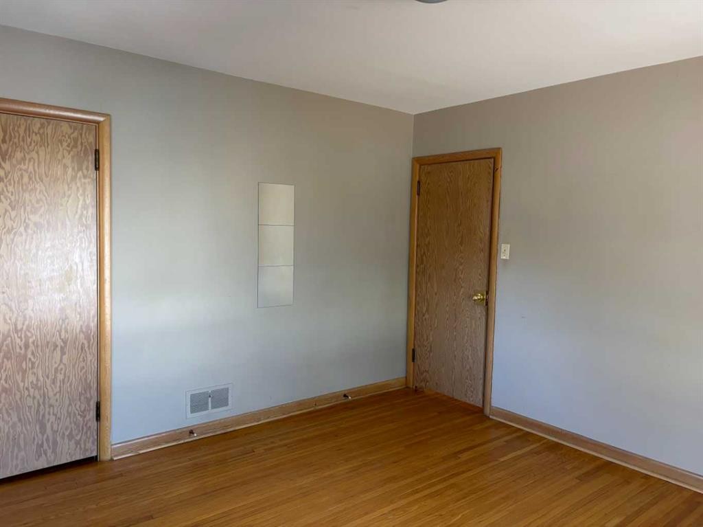 2111 Halifax Crescent Nw, Calgary, AB - Indoor Photo Showing Other Room