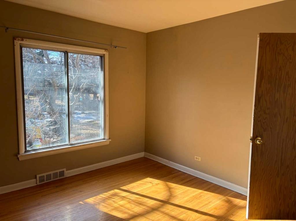 2111 Halifax Crescent Nw, Calgary, AB - Indoor Photo Showing Other Room