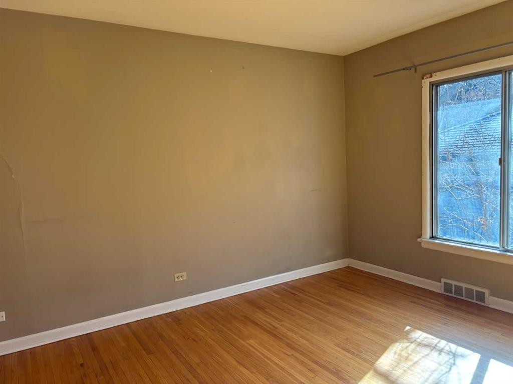 2111 Halifax Crescent Nw, Calgary, AB - Indoor Photo Showing Other Room