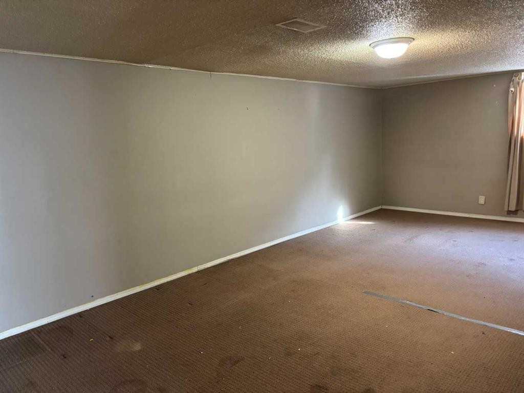 2111 Halifax Crescent Nw, Calgary, AB - Indoor Photo Showing Other Room