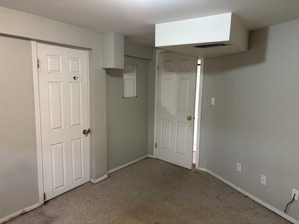 2111 Halifax Crescent Nw, Calgary, AB - Indoor Photo Showing Other Room