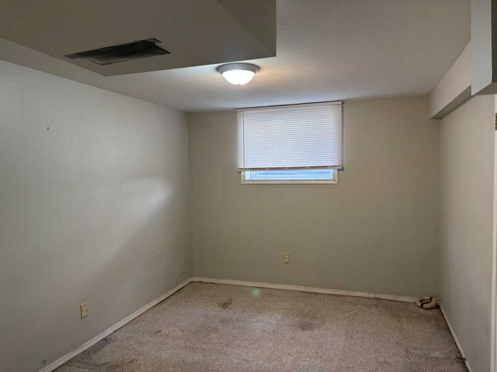 2111 Halifax Crescent Nw, Calgary, AB - Indoor Photo Showing Other Room