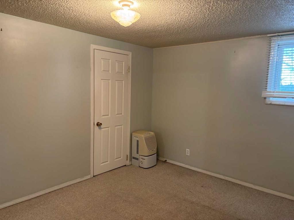 2111 Halifax Crescent Nw, Calgary, AB - Indoor Photo Showing Other Room