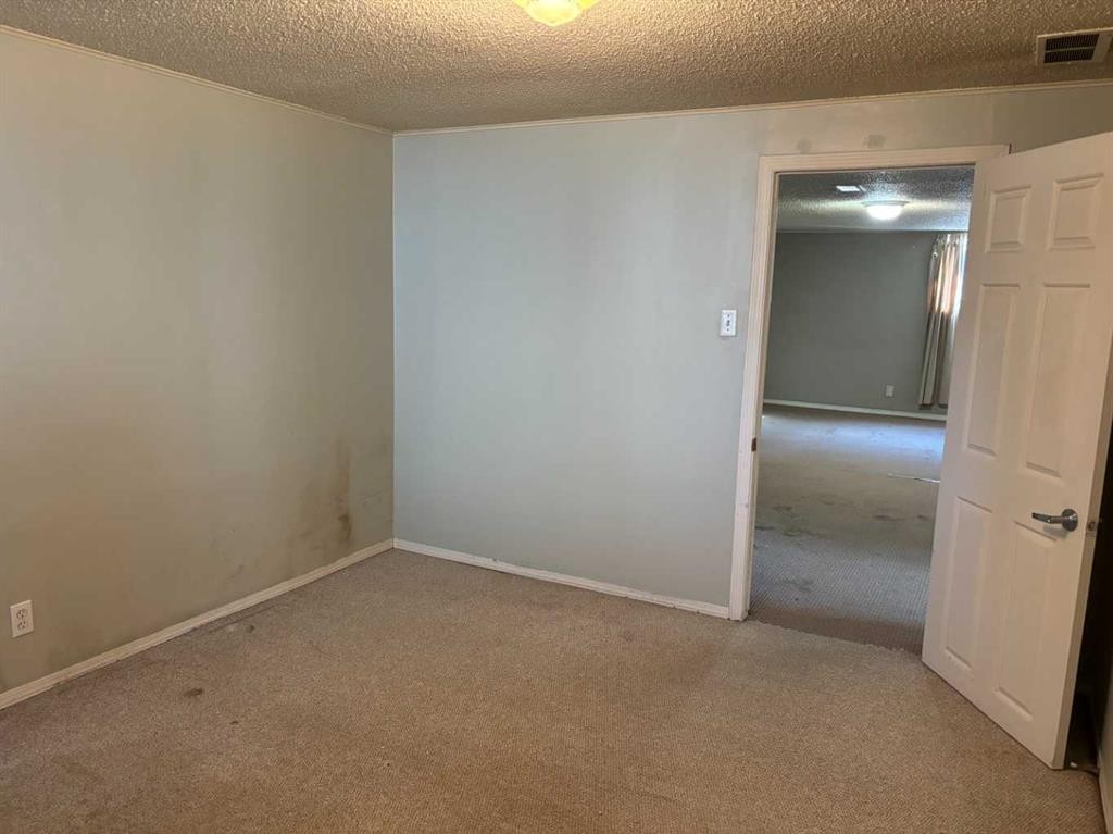 2111 Halifax Crescent Nw, Calgary, AB - Indoor Photo Showing Other Room