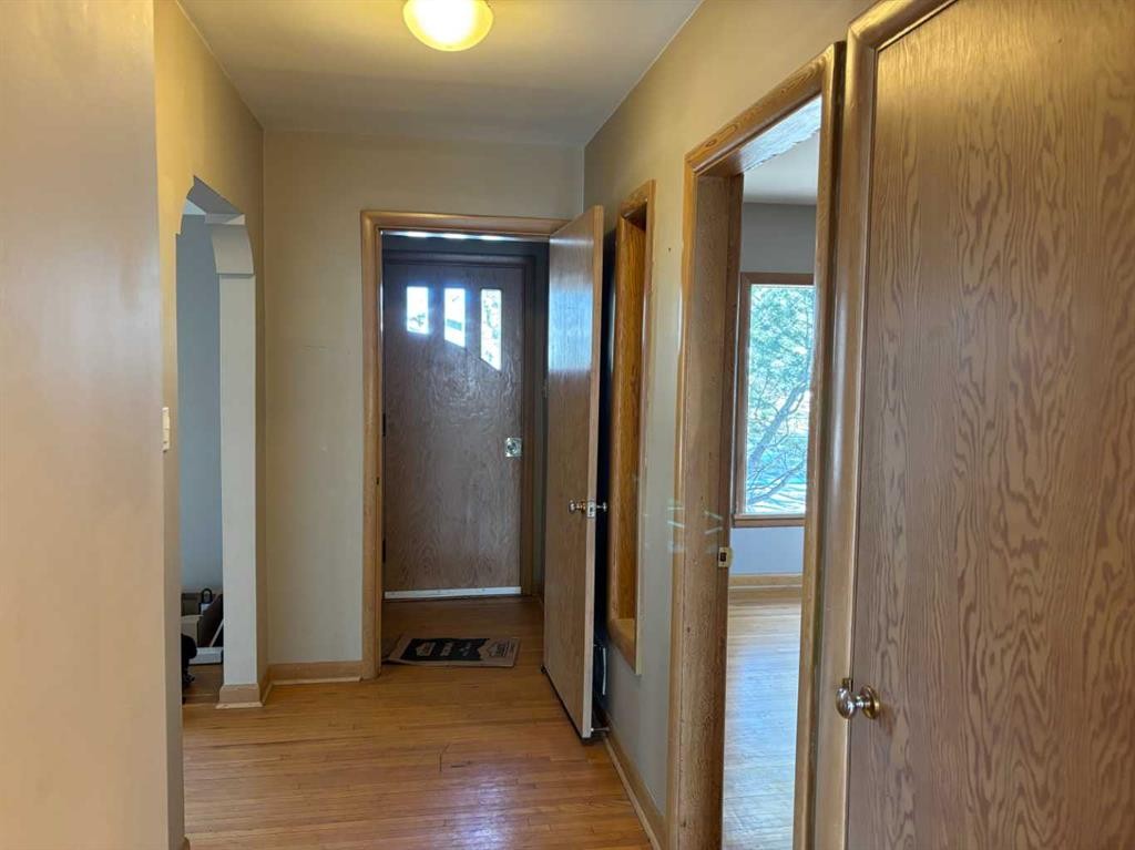 2111 Halifax Crescent Nw, Calgary, AB - Indoor Photo Showing Other Room