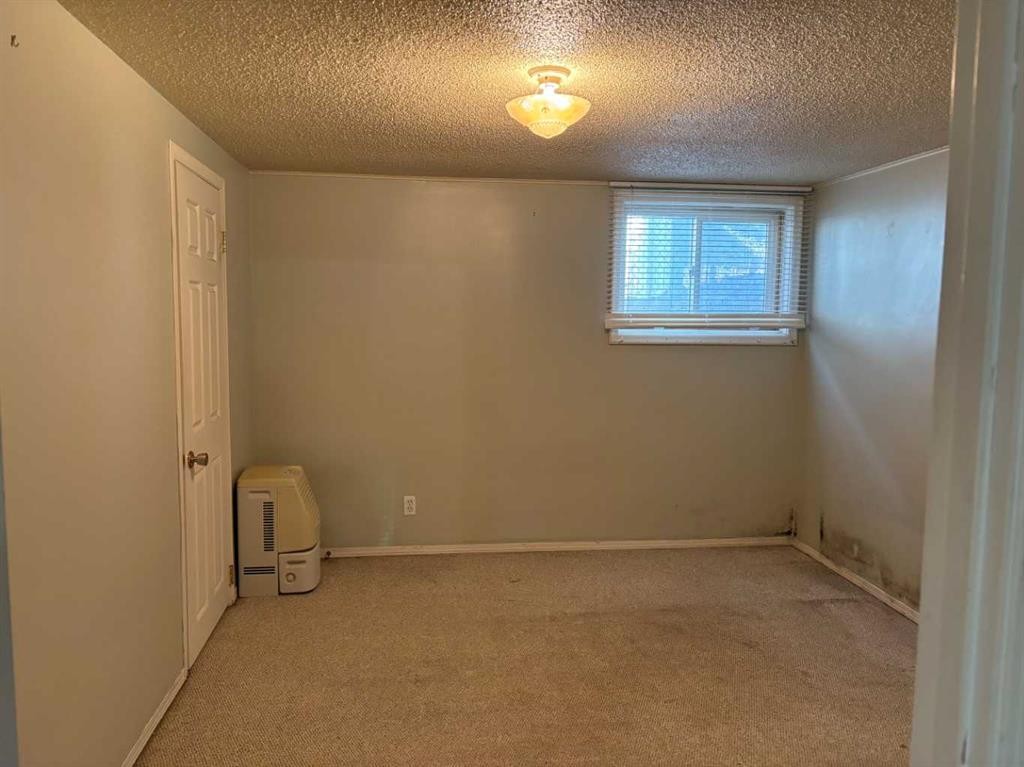 2111 Halifax Crescent Nw, Calgary, AB - Indoor Photo Showing Other Room