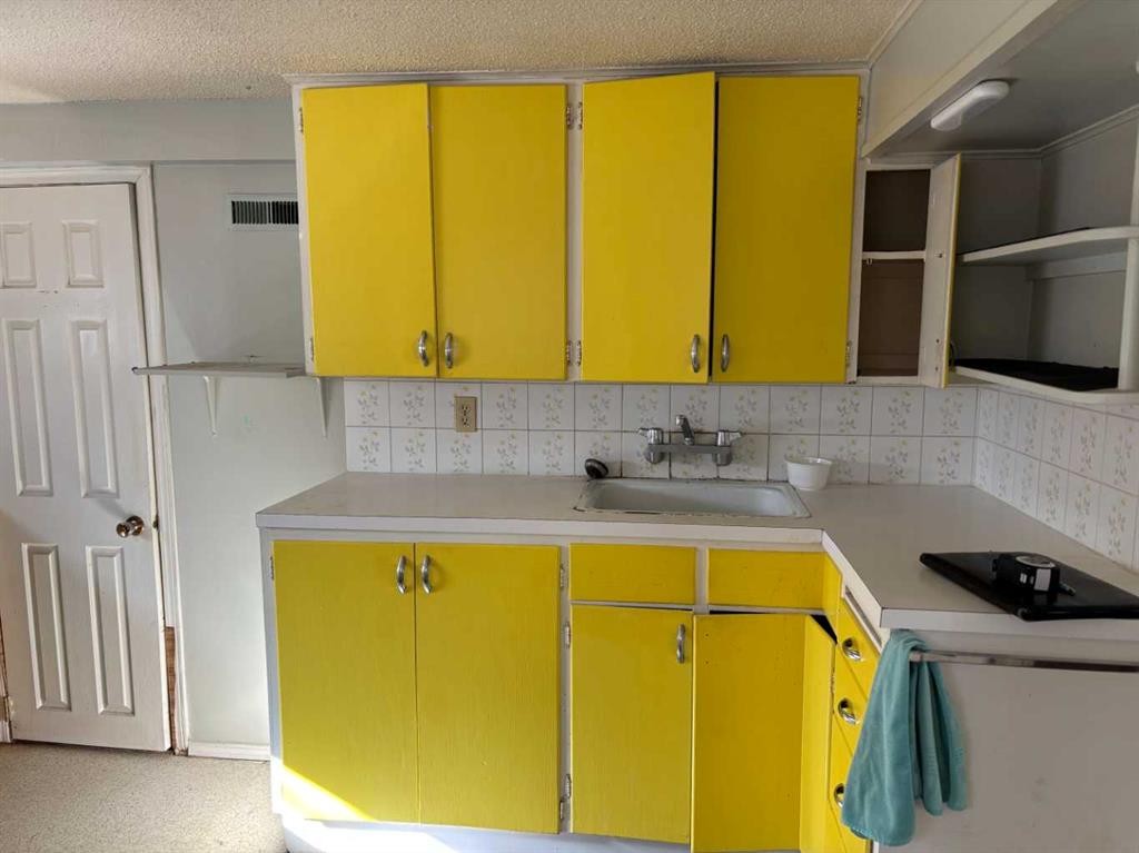 2111 Halifax Crescent Nw, Calgary, AB - Indoor Photo Showing Kitchen