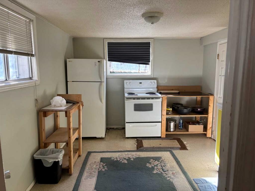 2111 Halifax Crescent Nw, Calgary, AB - Indoor Photo Showing Kitchen