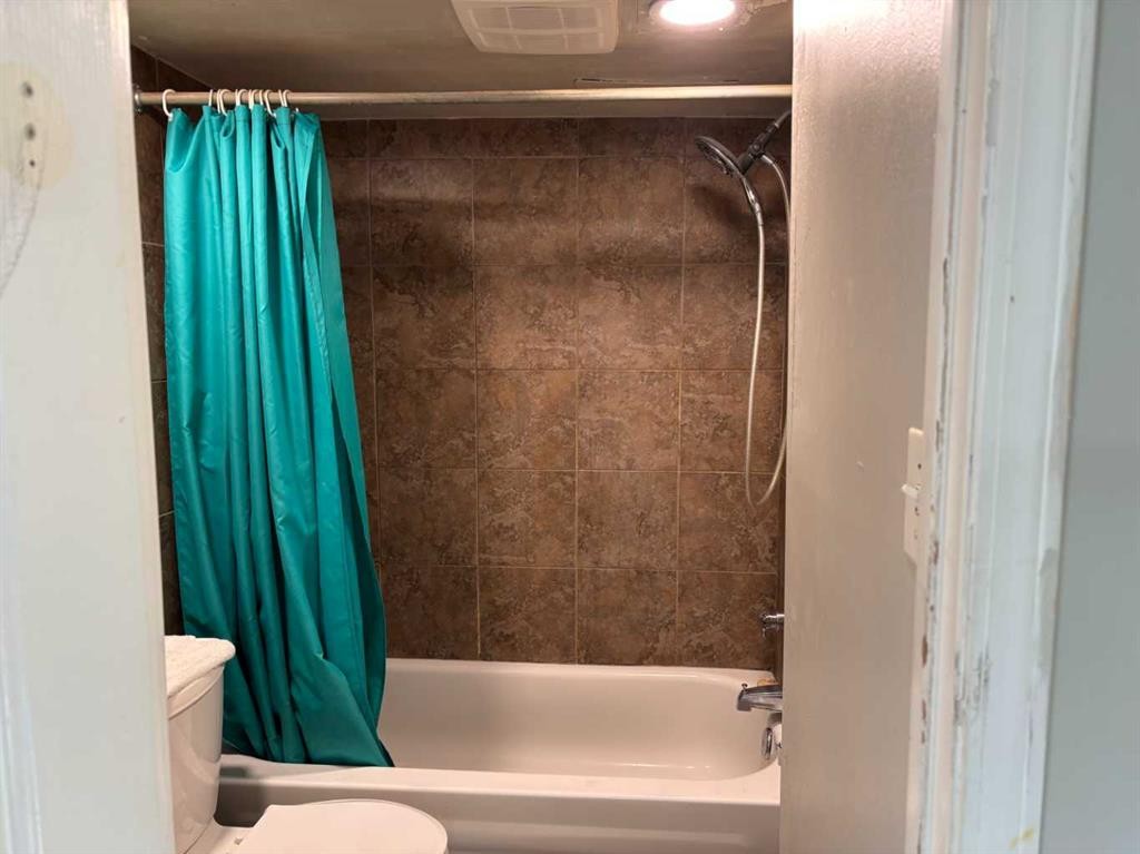 2111 Halifax Crescent Nw, Calgary, AB - Indoor Photo Showing Bathroom