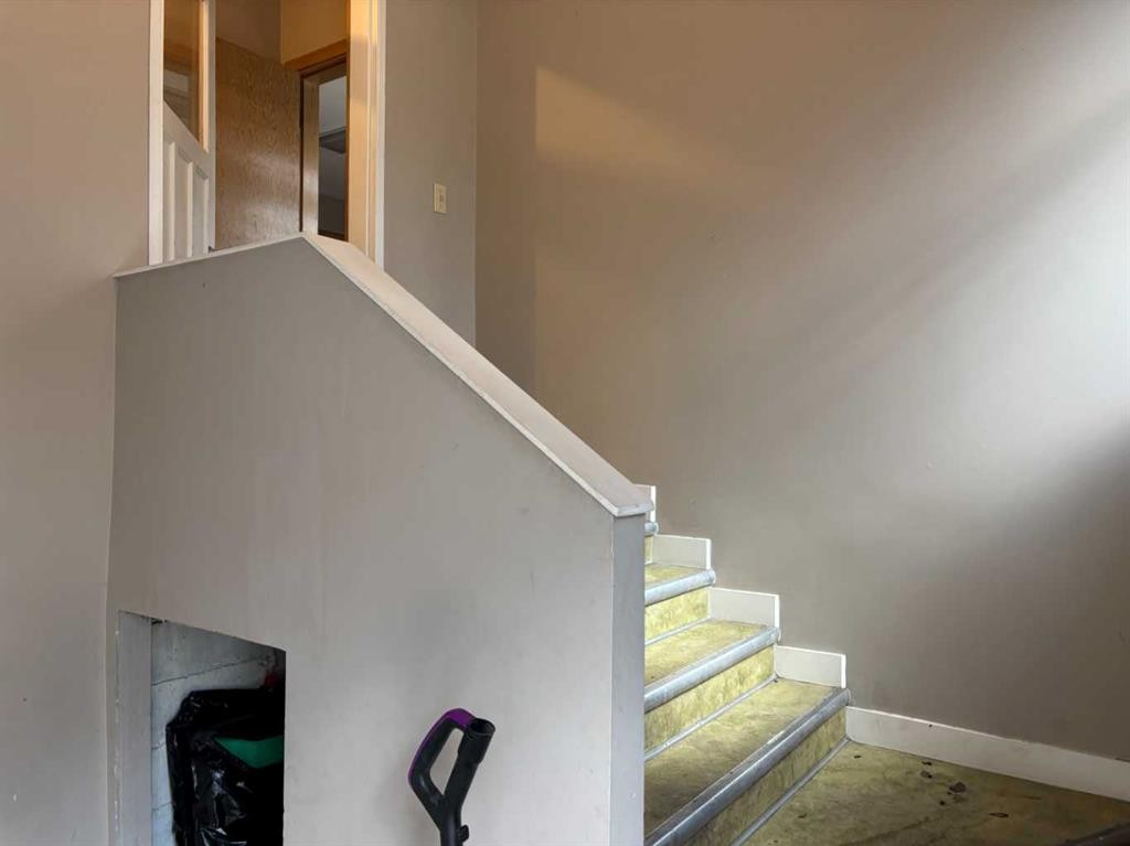 2111 Halifax Crescent Nw, Calgary, AB - Indoor Photo Showing Other Room