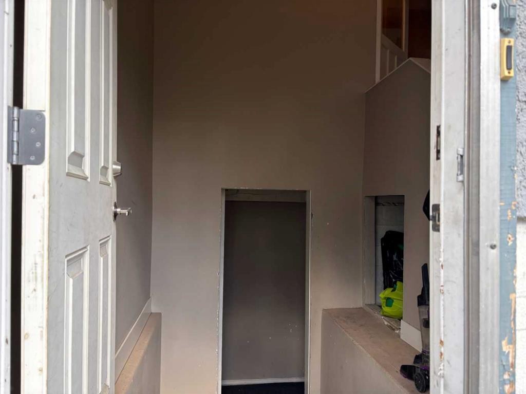 2111 Halifax Crescent Nw, Calgary, AB - Indoor Photo Showing Other Room