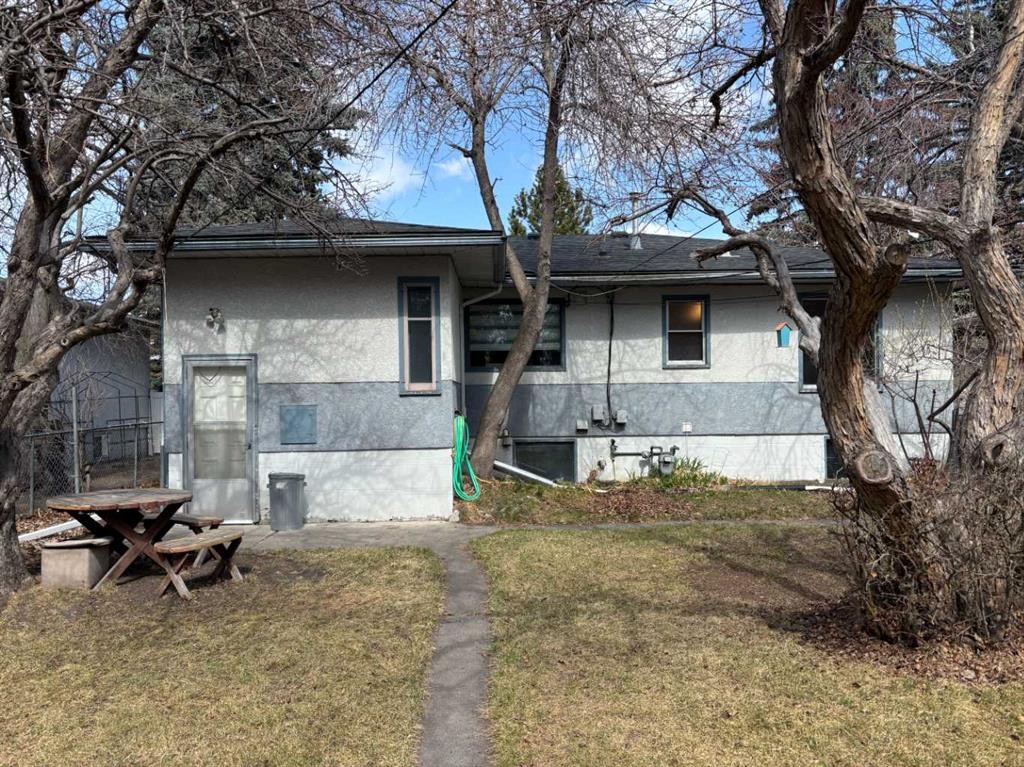 2111 Halifax Crescent Nw, Calgary, AB - Outdoor