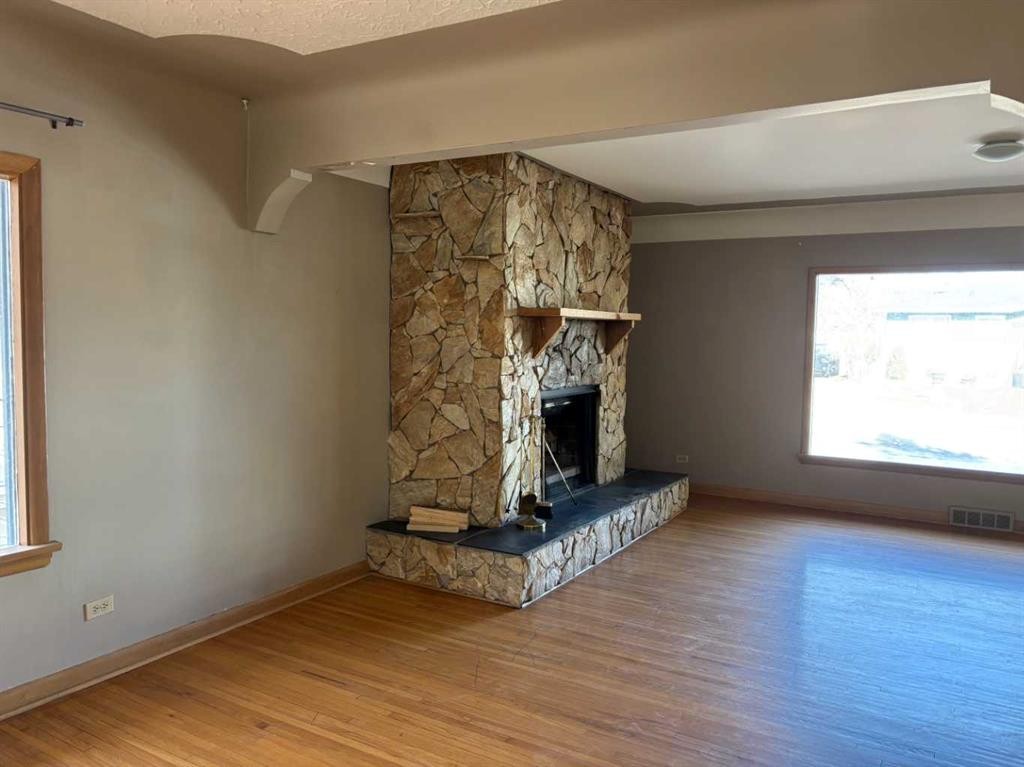 2111 Halifax Crescent Nw, Calgary, AB - Indoor With Fireplace