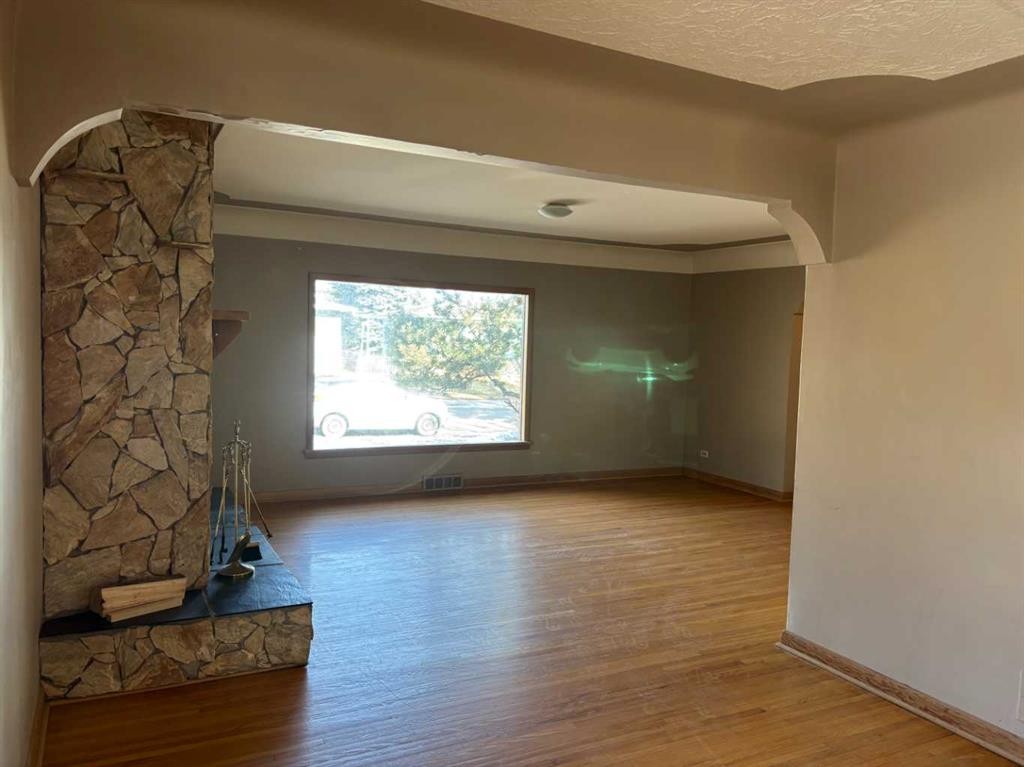 2111 Halifax Crescent Nw, Calgary, AB - Indoor Photo Showing Other Room