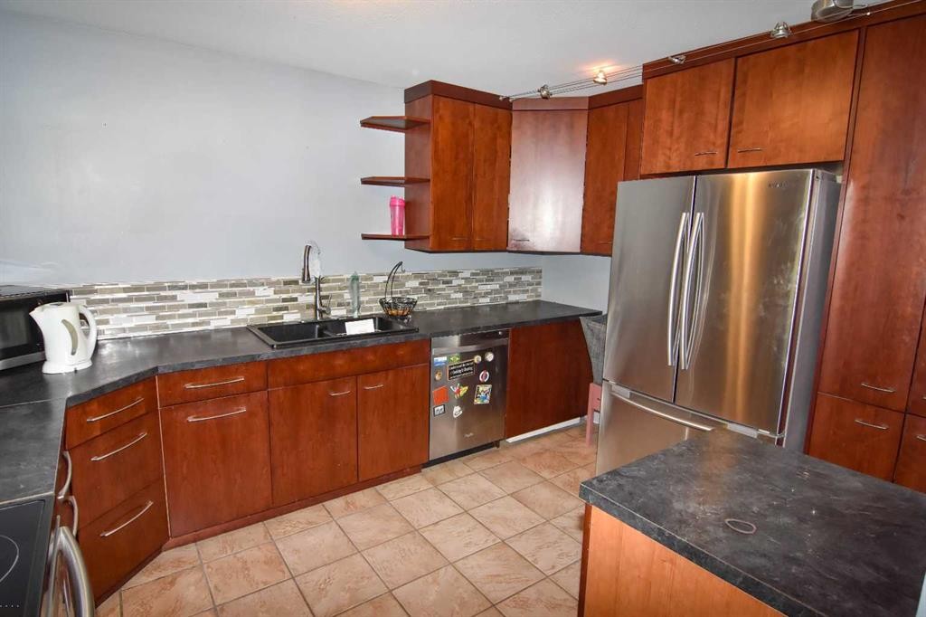 106 Eldorado Road Se, Airdrie, AB - Indoor Photo Showing Kitchen With Double Sink