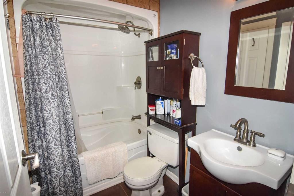 106 Eldorado Road Se, Airdrie, AB - Indoor Photo Showing Bathroom