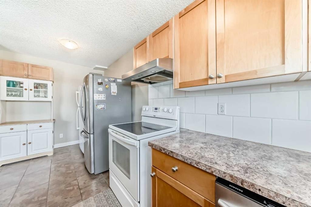 148 Pinemill Mews Ne, Calgary, AB - Indoor Photo Showing Kitchen