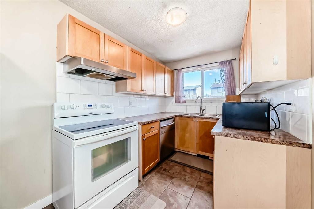 148 Pinemill Mews Ne, Calgary, AB - Indoor Photo Showing Kitchen With Double Sink