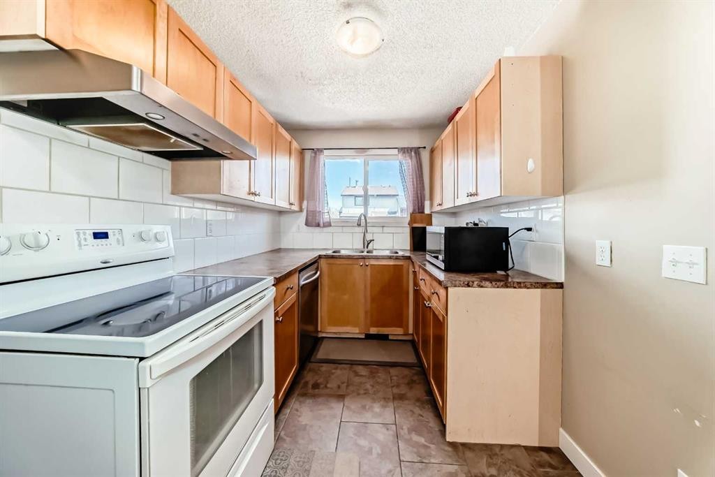148 Pinemill Mews Ne, Calgary, AB - Indoor Photo Showing Kitchen With Double Sink