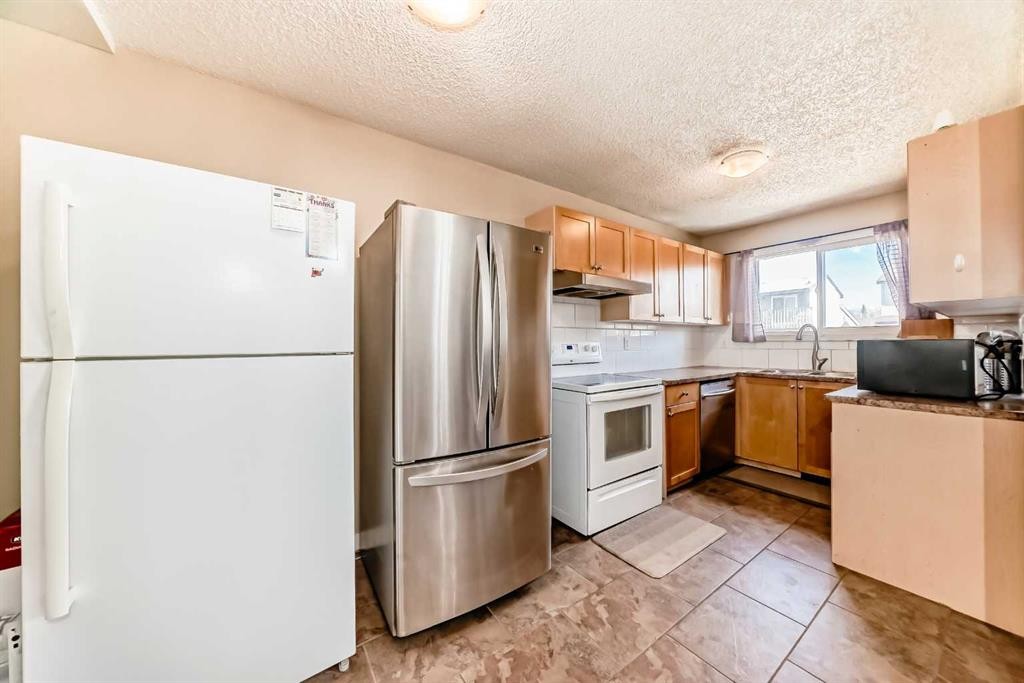 148 Pinemill Mews Ne, Calgary, AB - Indoor Photo Showing Kitchen