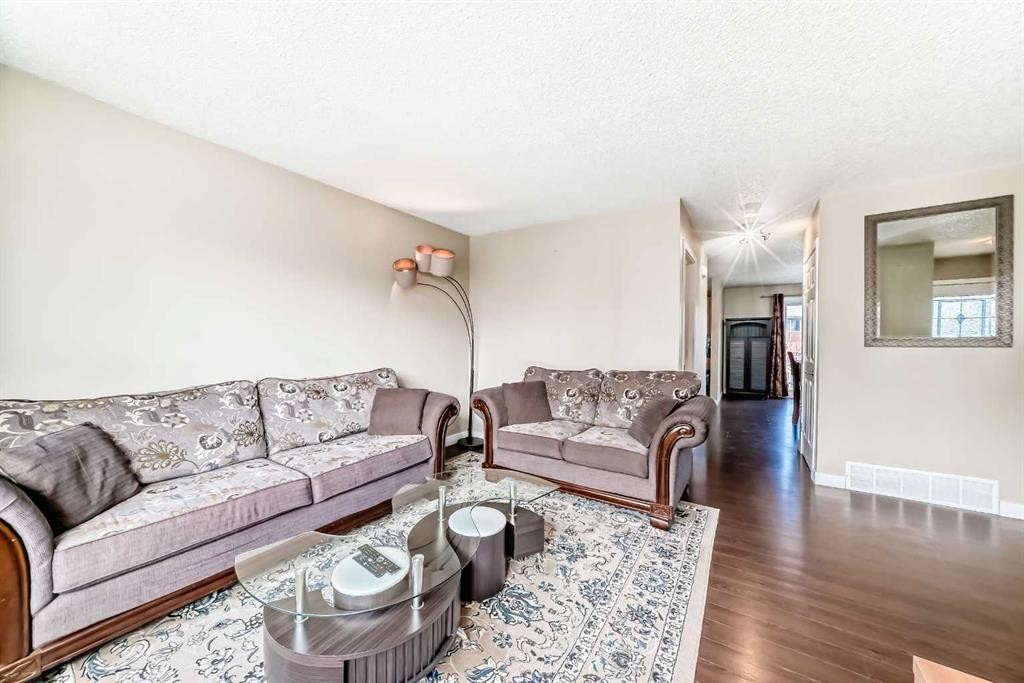 148 Pinemill Mews Ne, Calgary, AB - Indoor Photo Showing Living Room