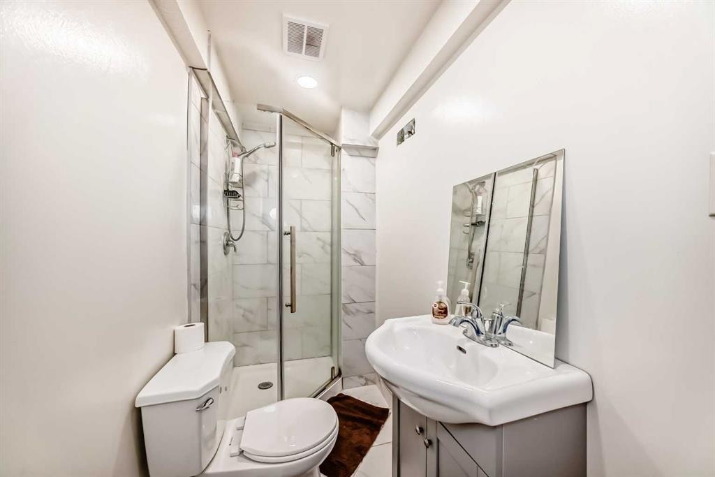 148 Pinemill Mews Ne, Calgary, AB - Indoor Photo Showing Bathroom