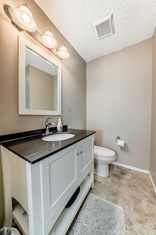 148 Pinemill Mews Ne, Calgary, AB - Indoor Photo Showing Bathroom