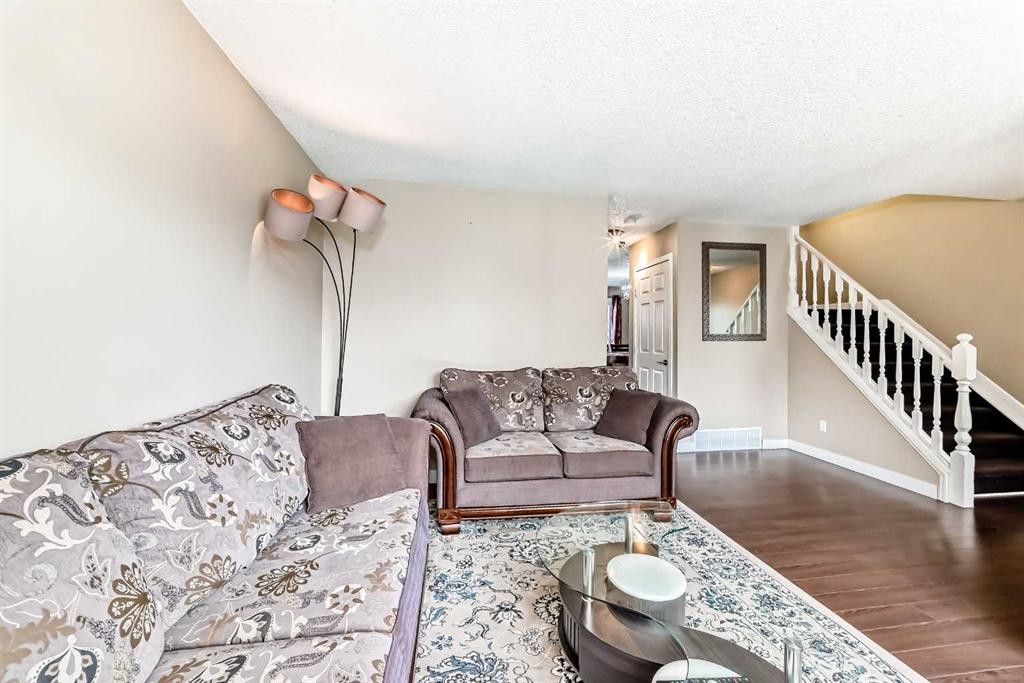 148 Pinemill Mews Ne, Calgary, AB - Indoor Photo Showing Living Room