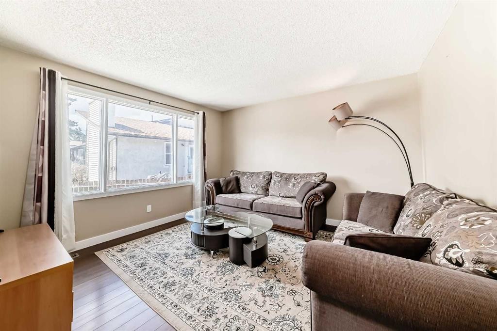 148 Pinemill Mews Ne, Calgary, AB - Indoor Photo Showing Living Room