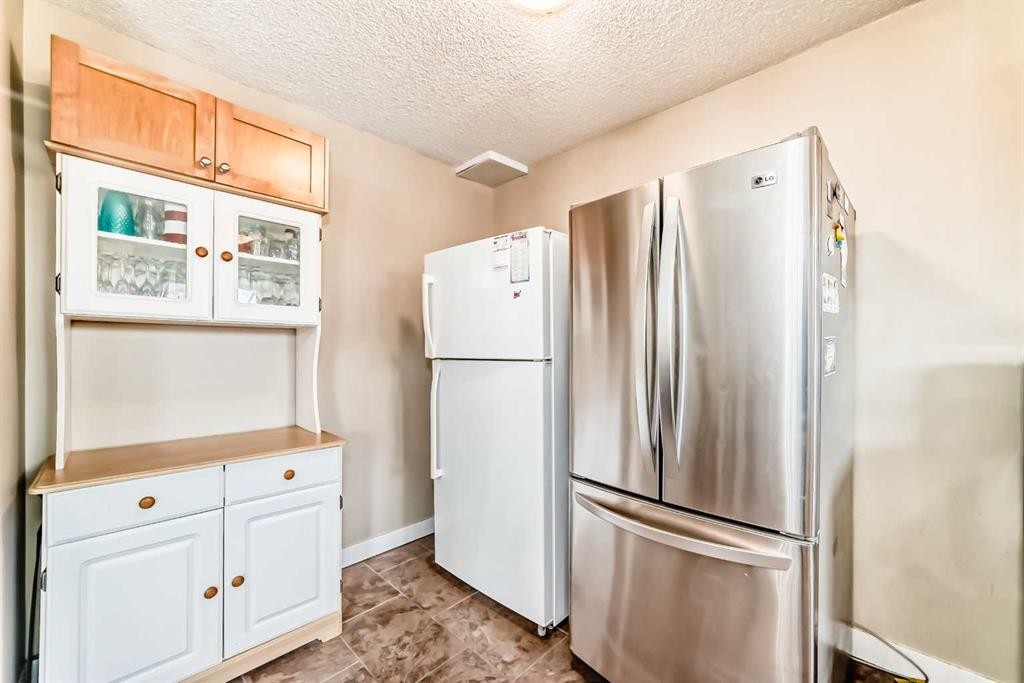 148 Pinemill Mews Ne, Calgary, AB - Indoor Photo Showing Kitchen