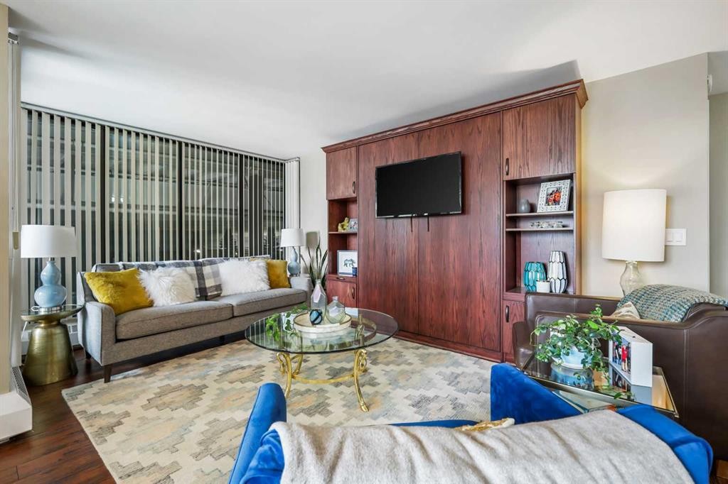 404-80 Point Mckay Crescent Nw, Calgary, AB - Indoor Photo Showing Living Room