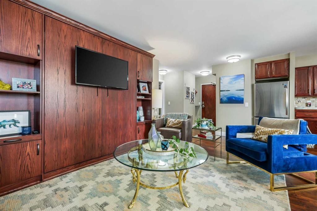 404-80 Point Mckay Crescent Nw, Calgary, AB - Indoor Photo Showing Living Room