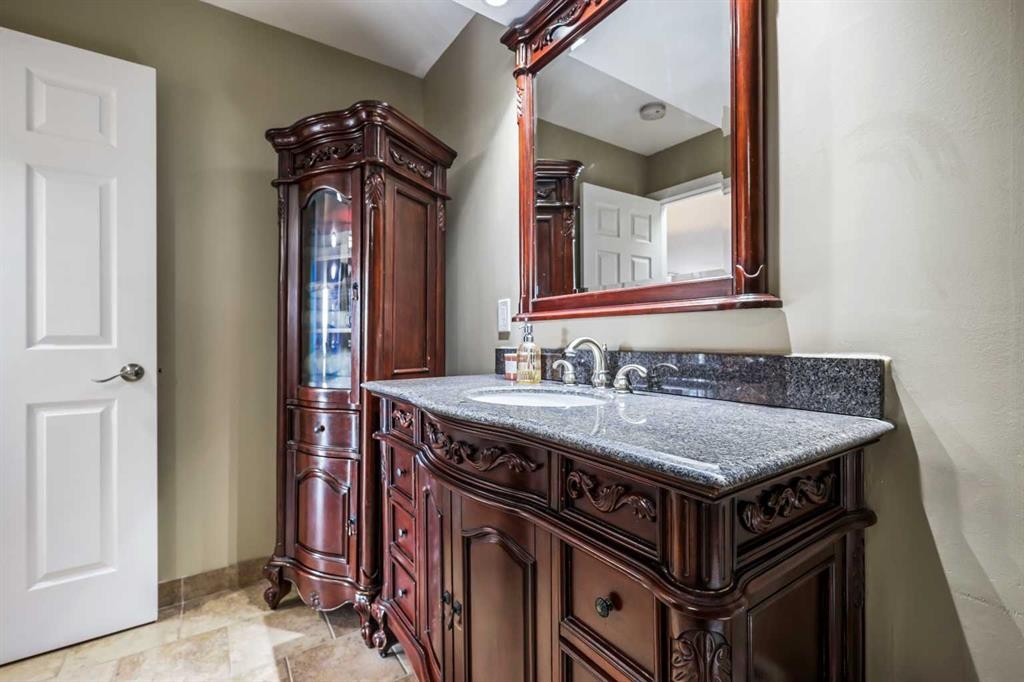 404-80 Point Mckay Crescent Nw, Calgary, AB - Indoor Photo Showing Bathroom