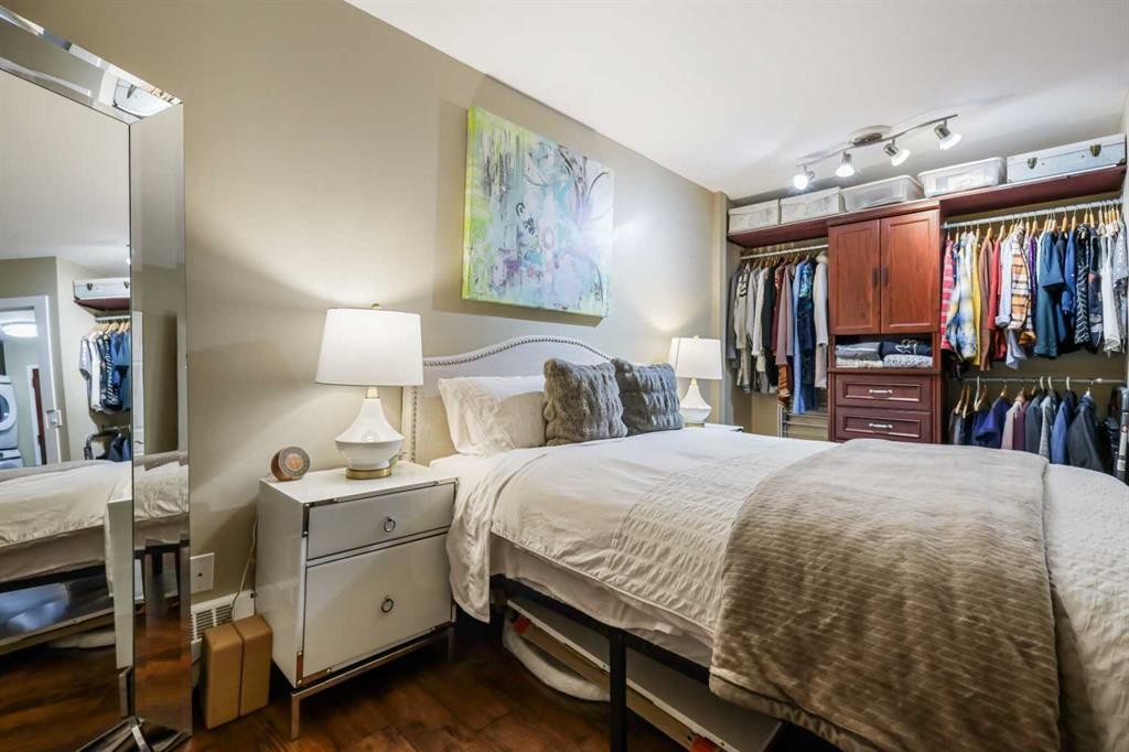 404-80 Point Mckay Crescent Nw, Calgary, AB - Indoor Photo Showing Bedroom