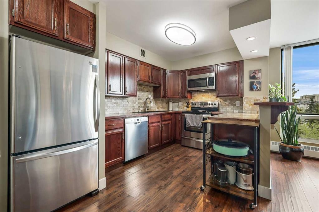 404-80 Point Mckay Crescent Nw, Calgary, AB - Indoor Photo Showing Kitchen