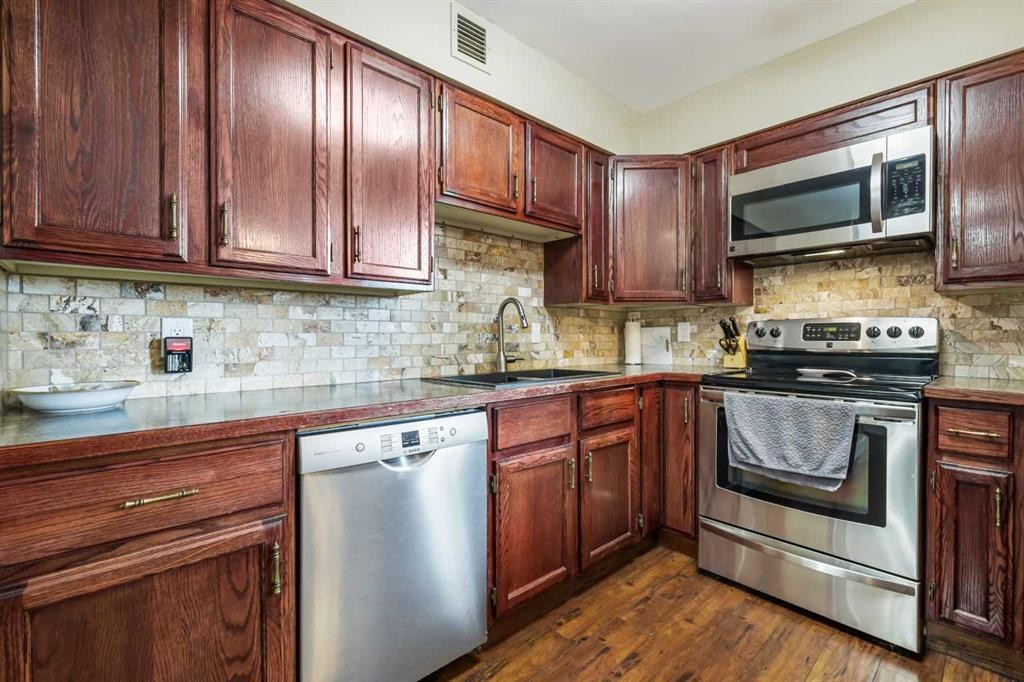 404-80 Point Mckay Crescent Nw, Calgary, AB - Indoor Photo Showing Kitchen