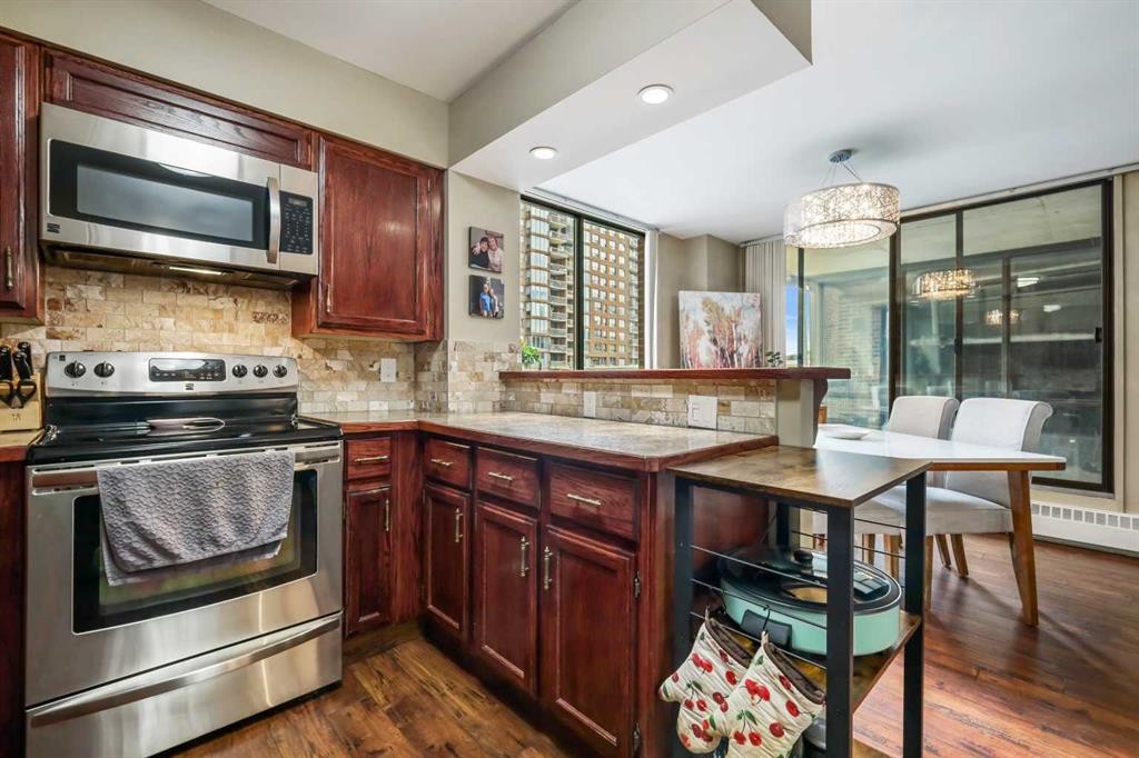 404-80 Point Mckay Crescent Nw, Calgary, AB - Indoor Photo Showing Kitchen