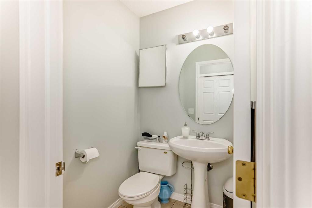 158 Panamount Drive Nw, Calgary, AB - Indoor Photo Showing Bathroom