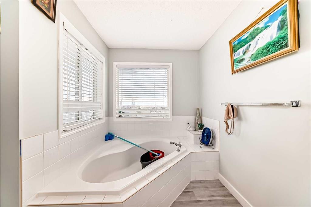 158 Panamount Drive Nw, Calgary, AB - Indoor Photo Showing Bathroom