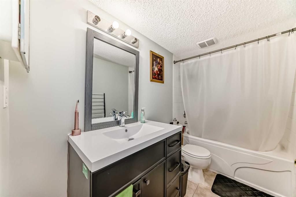158 Panamount Drive Nw, Calgary, AB - Indoor Photo Showing Bathroom
