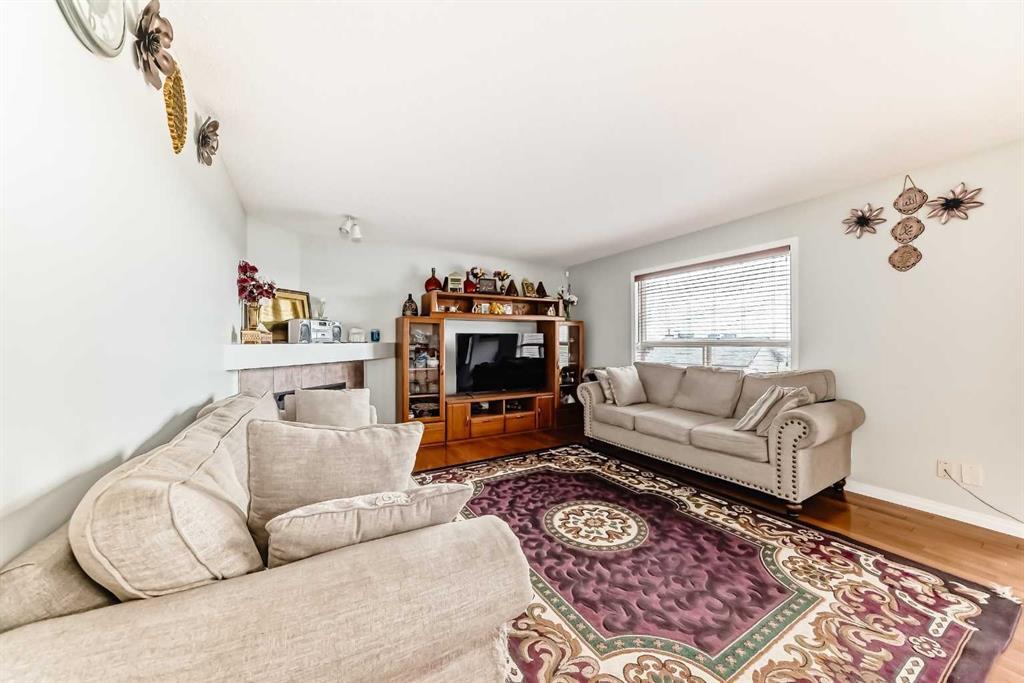 158 Panamount Drive Nw, Calgary, AB - Indoor Photo Showing Living Room