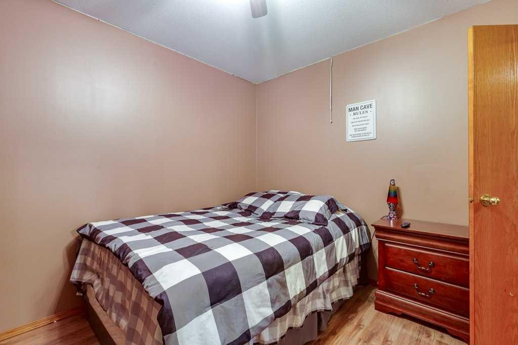 331039-Rge. Rd.242, Rural Kneehill County, AB - Indoor Photo Showing Bedroom