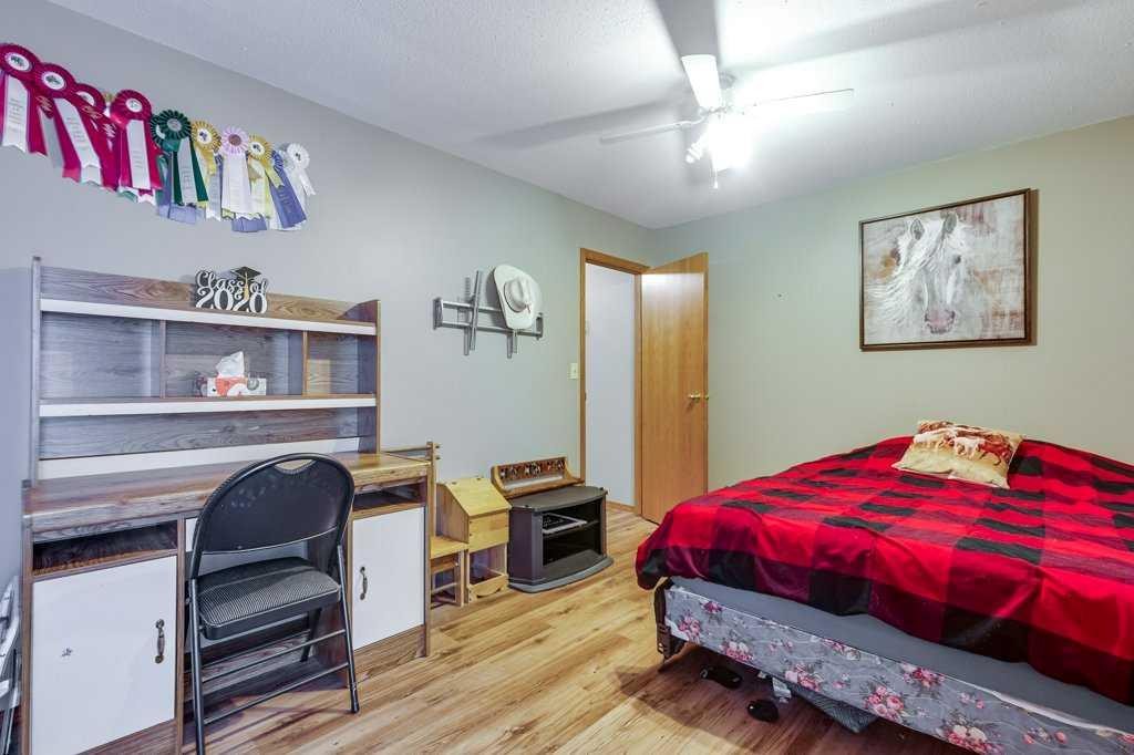 331039-Rge. Rd.242, Rural Kneehill County, AB - Indoor Photo Showing Bedroom