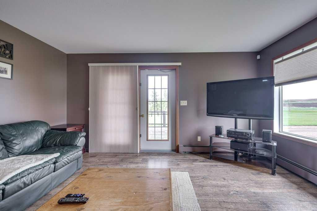 331039-Rge. Rd.242, Rural Kneehill County, AB - Indoor Photo Showing Living Room
