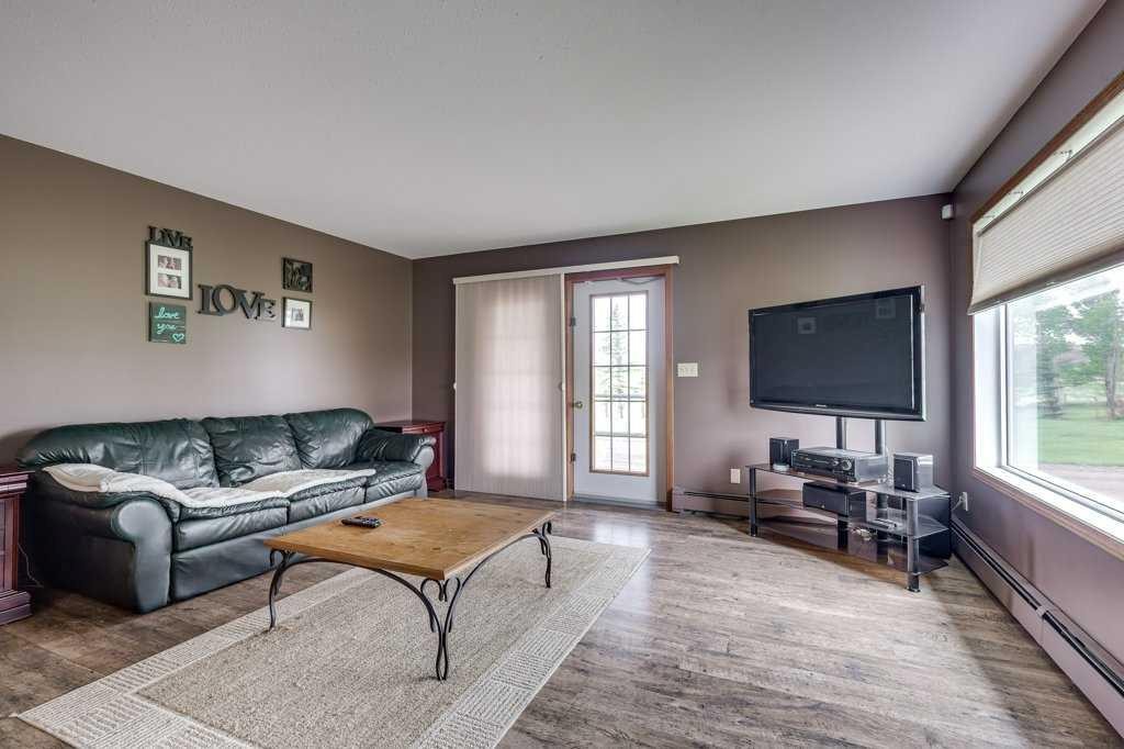 331039-Rge. Rd.242, Rural Kneehill County, AB - Indoor Photo Showing Living Room