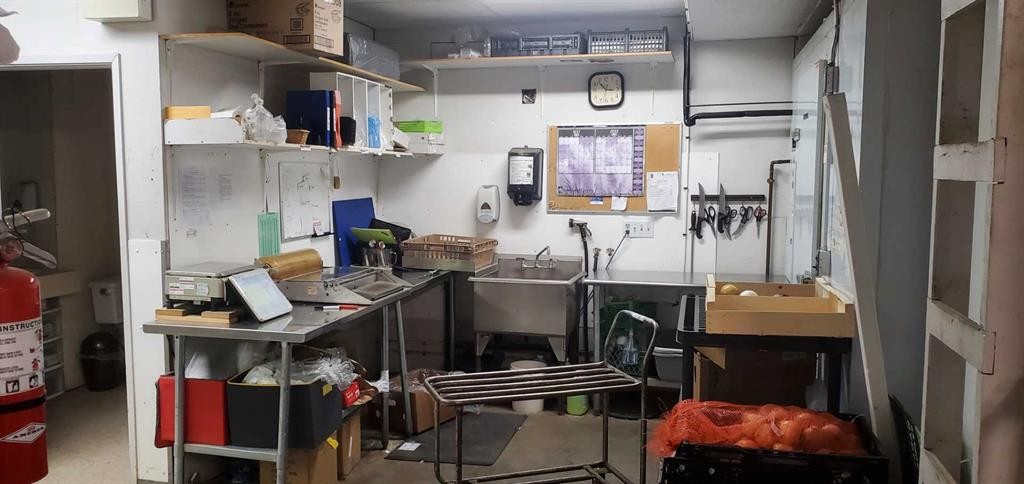 102 Central Avenue East, Linden, AB