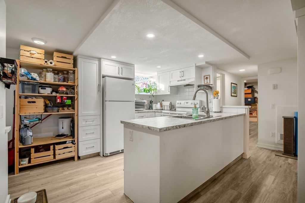 2629 Erlton Street Sw, Calgary, AB - Indoor Photo Showing Kitchen