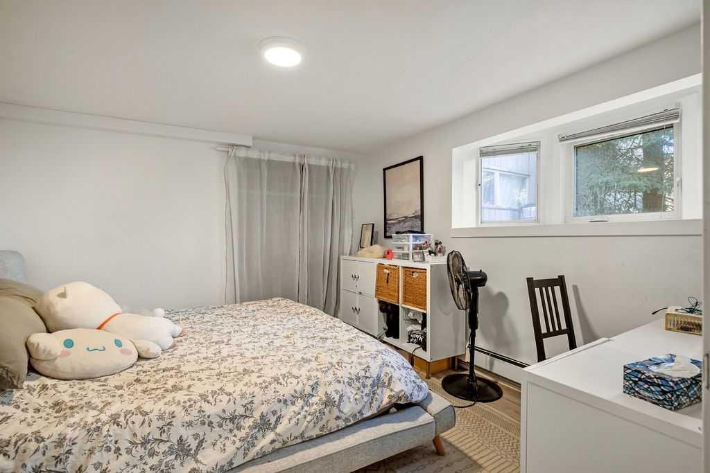 2629 Erlton Street Sw, Calgary, AB - Indoor Photo Showing Bedroom