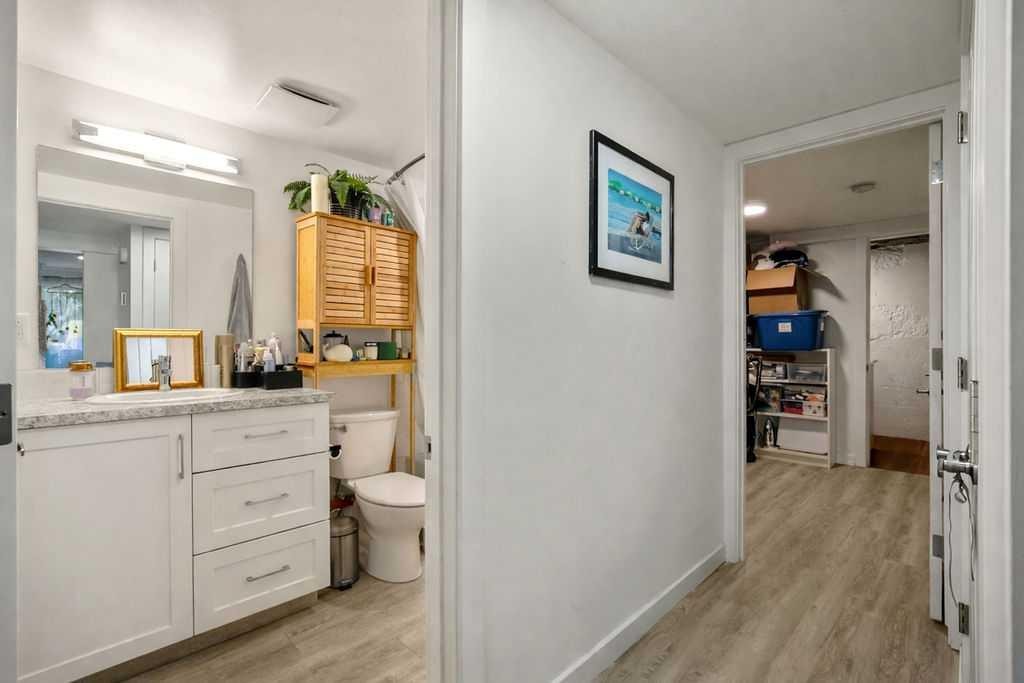 2629 Erlton Street Sw, Calgary, AB - Indoor Photo Showing Bathroom