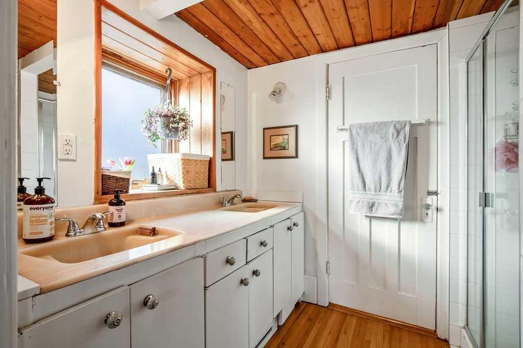 2629 Erlton Street Sw, Calgary, AB - Indoor Photo Showing Bathroom